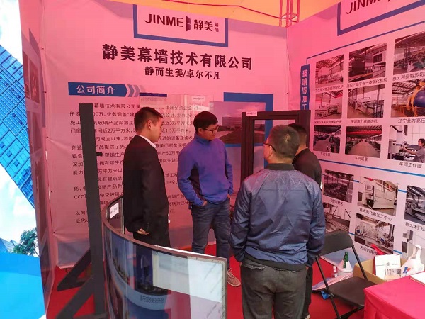 5客户在参观静美展品.jpg 5客户在参观静美展品.jpg