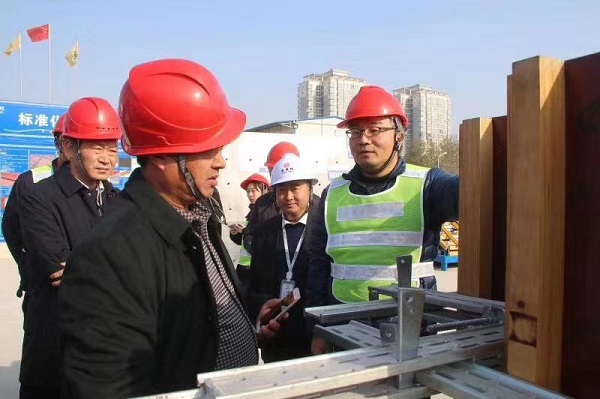 02、李经理在样板区讲解模板加固工艺.jpg 02、李经理在样板区讲解模板加固工艺.jpg