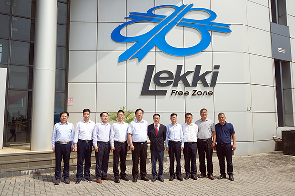 1-王天兴副市长一行与自贸区管理人员合影.jpg 1-王天兴副市长一行与自贸区管理人员合影.jpg