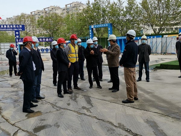 郑州大学校长刘炯天莅临施工现场调研.jpg 郑州大学校长刘炯天莅临施工现场调研.jpg