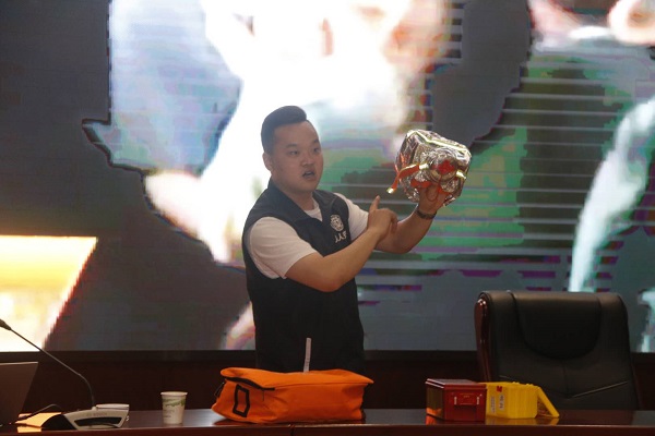 河南省消防协会刘顺齐教员现场演示防烟面具使用方法.jpg 河南省消防协会刘顺齐教员现场演示防烟面具使用方法.jpg