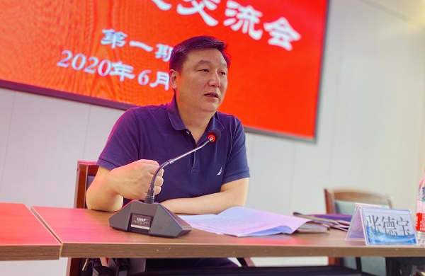 新乡市城乡建设执法监察支队副支队长张德宝现场答疑.jpg 新乡市城乡建设执法监察支队副支队长张德宝现场答疑.jpg