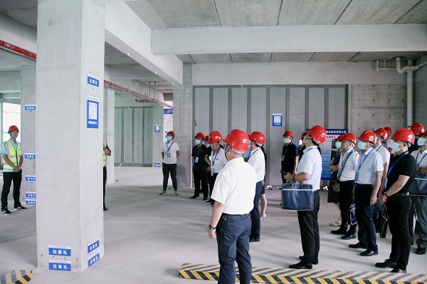 11与会领导观摩新乡职业技术学院项目预制框架柱施工工艺.jpg 11与会领导观摩新乡职业技术学院项目预制框架柱施工工艺.jpg