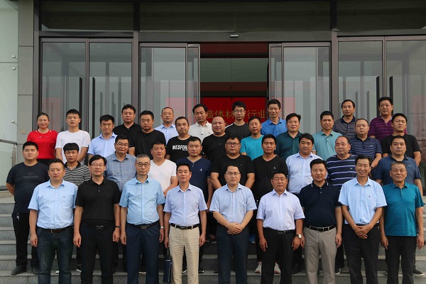 各位来宾在河南二建集团建筑产业园综合办公楼前合影留念.jpg 各位来宾在河南二建集团建筑产业园综合办公楼前合影留念.jpg