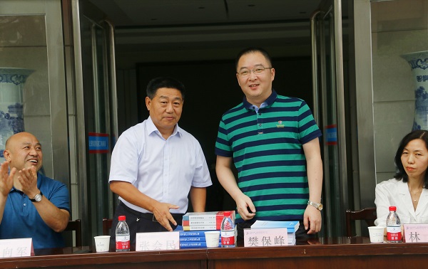 新乡市牧野区税务局党委书记、局长樊保峰向开元网页版党委书记张会民赠送税法知识书籍.jpg 新乡市牧野区税务局党委书记、局长樊保峰向开元网页版党委书记张会民赠送税法知识书籍.jpg