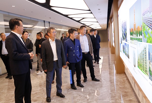 首期河南省民营企业素质提升工程研修班企业家一行参观开元网页版总部.jpg 首期河南省民营企业素质提升工程研修班企业家一行参观开元网页版总部.jpg