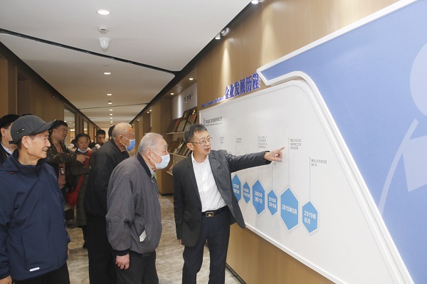 离退休老同志参观开元网页版总部.jpg 离退休老同志参观开元网页版总部.jpg