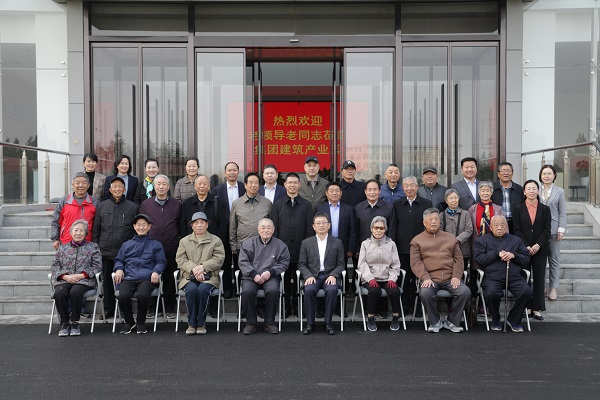 开元网页版领导和老同志们合影留念.jpg 开元网页版领导和老同志们合影留念.jpg