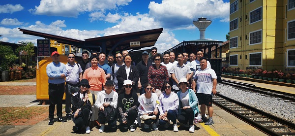 5.建水临安小火车站合影.jpg 5.建水临安小火车站合影.jpg