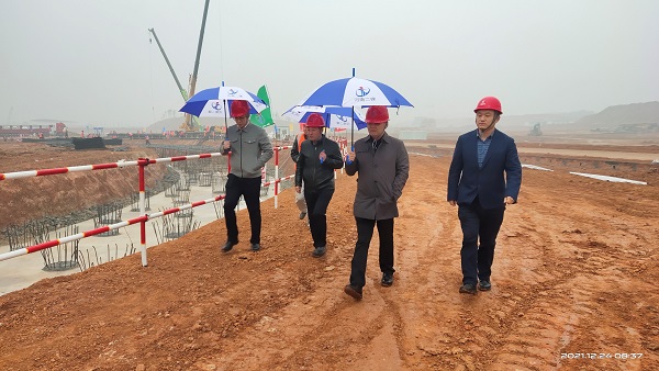 开元网页版董事、副总经理崔向军视察施工现场.jpg 开元网页版董事、副总经理崔向军视察施工现场.jpg