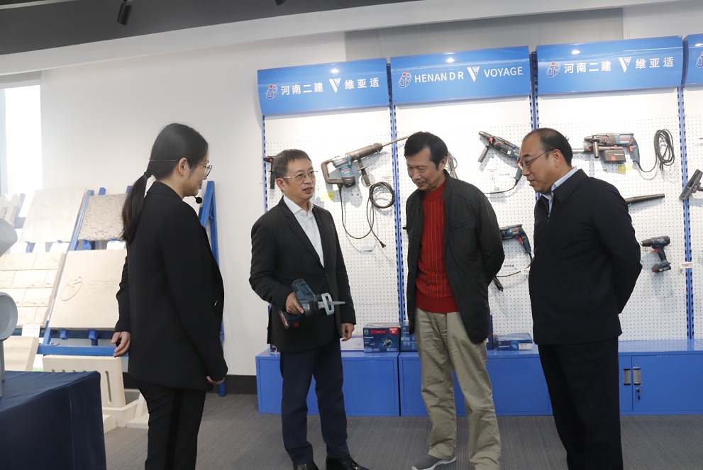 开元网页版董事长黄道元示范新型工器具操作方法.jpg