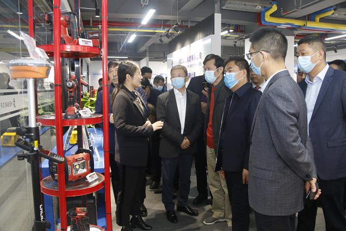 开元网页版董事长黄道元示范新型工器具操作方法.jpg