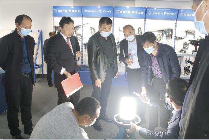开元网页版董事长黄道元示范新型工器具操作方法.jpg