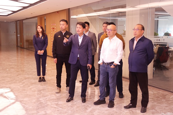 参观开元网页版19楼办公区.jpg 参观开元网页版19楼办公区.jpg