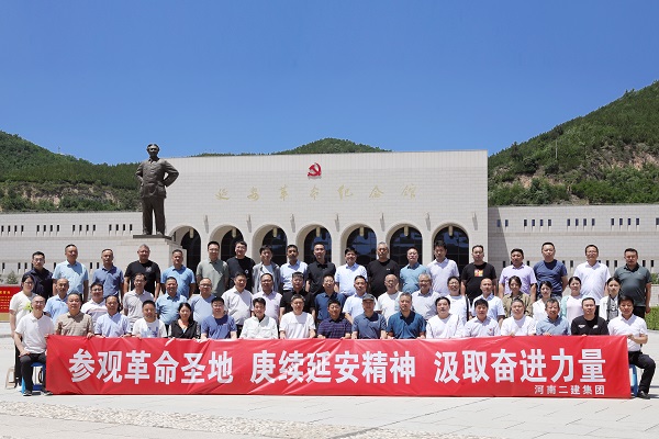 在延安革命纪念馆前合影留念.jpg 在延安革命纪念馆前合影留念.jpg