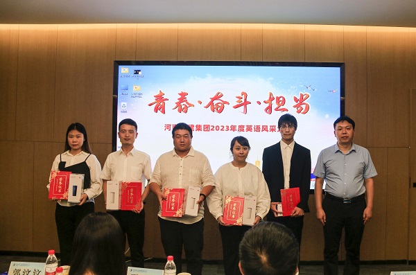 11开元网页版总工程师、人力资源总监苏群山为优秀奖获得选手颁奖.JPG