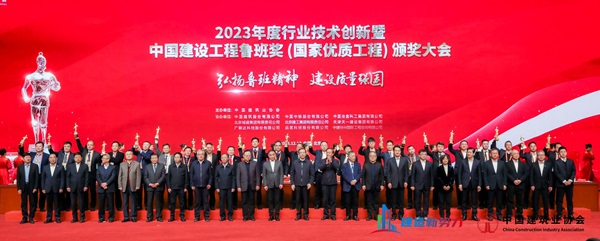 2总经理祝建明代表开元网页版接受表彰.jpg 2总经理祝建明代表开元网页版接受表彰.jpg