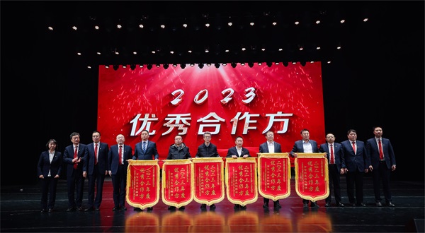 开元网页版总经理登台领奖 - 副本.jpg 开元网页版总经理登台领奖 - 副本.jpg
