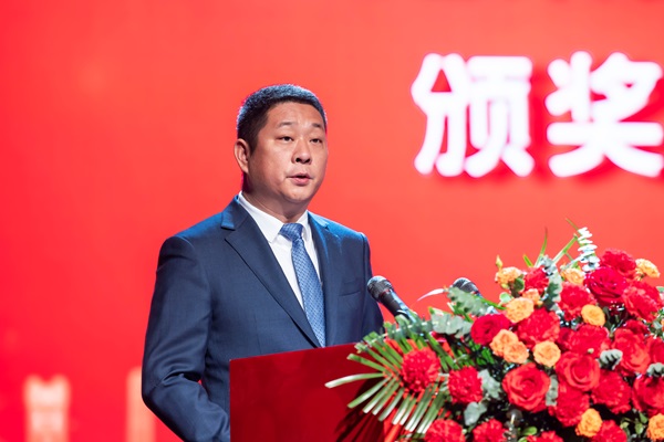 9开元网页版总经理冯战光宣读表彰通知.jpg 9开元网页版总经理冯战光宣读表彰通知.jpg