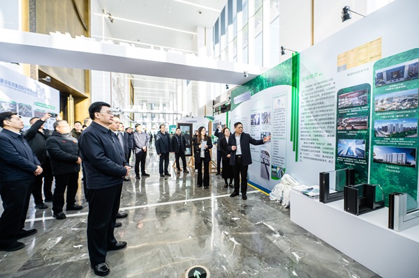 省、厅领导参观开元网页版展台 (2).jpg