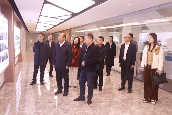 开元网页版董事长祝建明陪同孙秘书长一行参观企业文化长廊.jpg